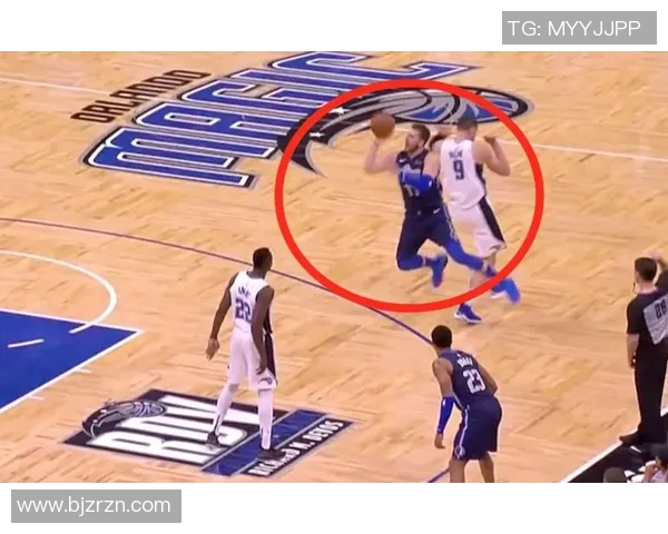 文班三分线内虚晃一步突破篮下巧妙得分展现技巧
